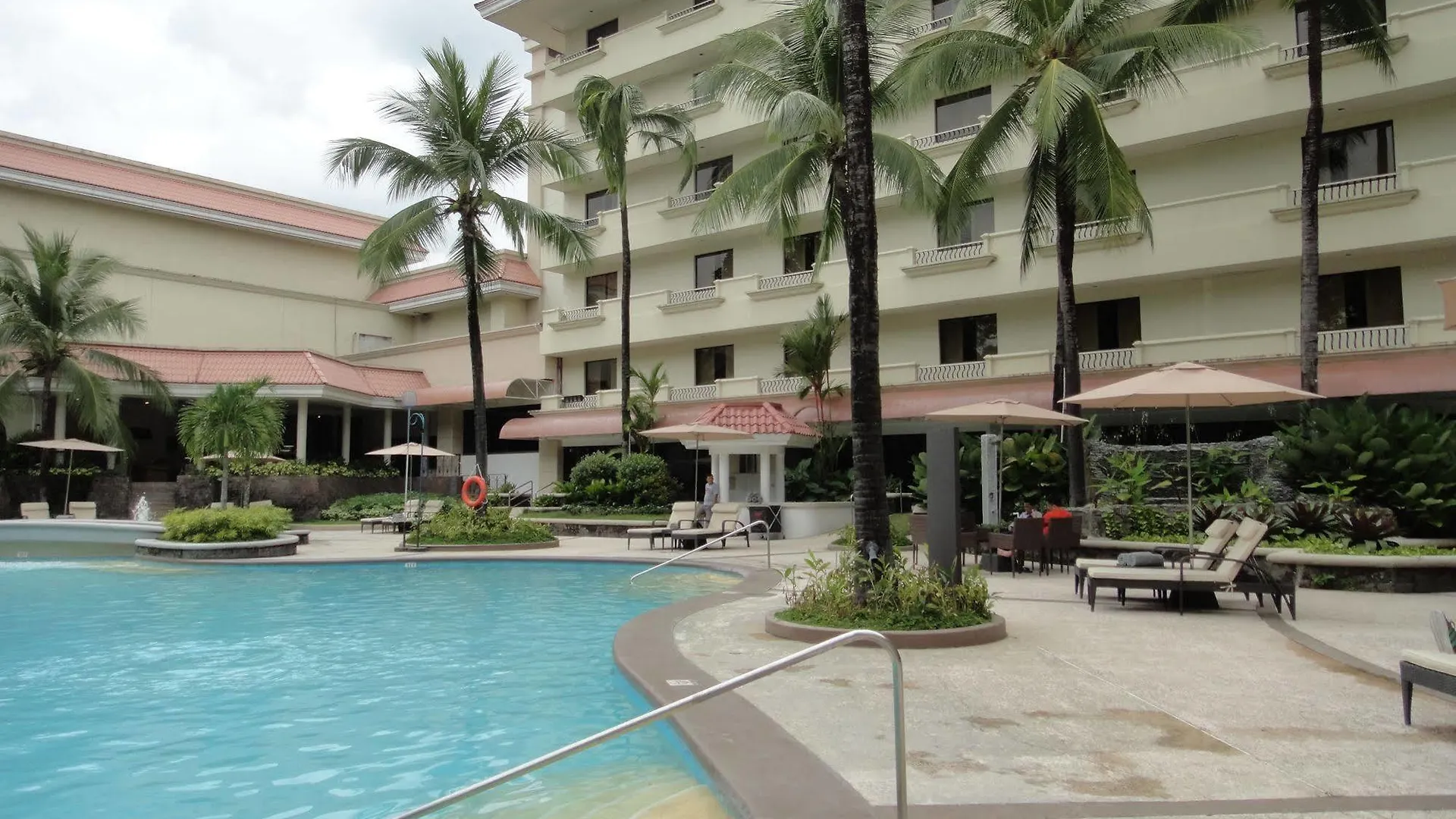 Otel Quest Plus Conference Center, Clark Clark Field